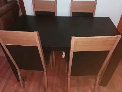 Juego de comedor negro con 4 sillas de madera - miniatura 1
