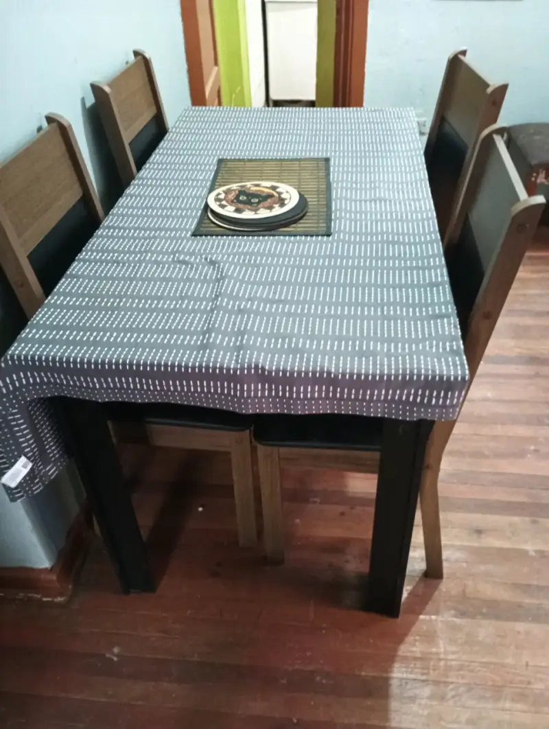 Juego de comedor negro con 4 sillas de madera - 2