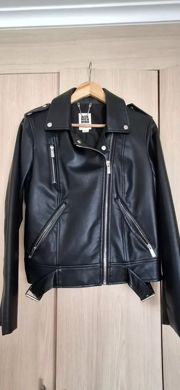 Chaqueta de cuero sintético negra para mujer - 1