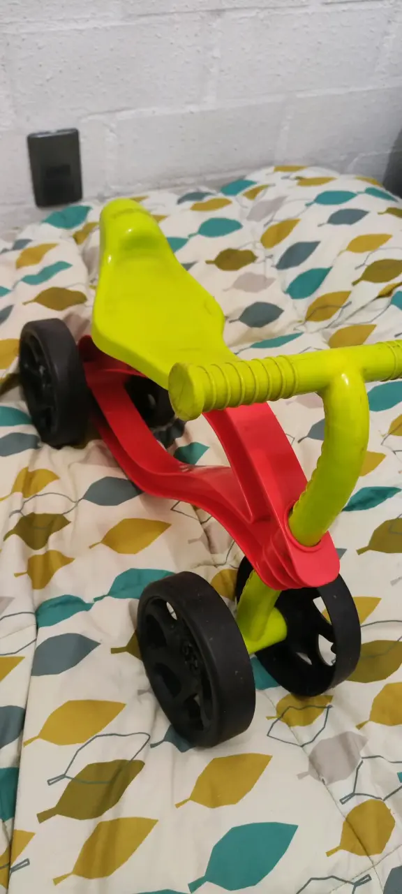 Triciclo infantil de plástico colorido - 1