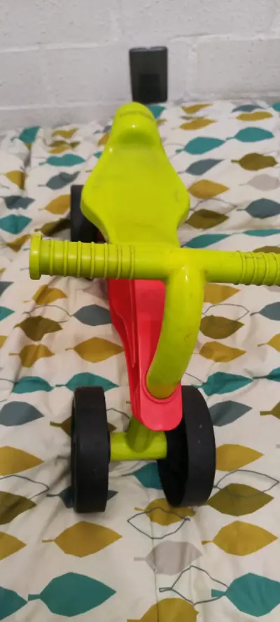 Triciclo infantil de plástico colorido - miniatura 2