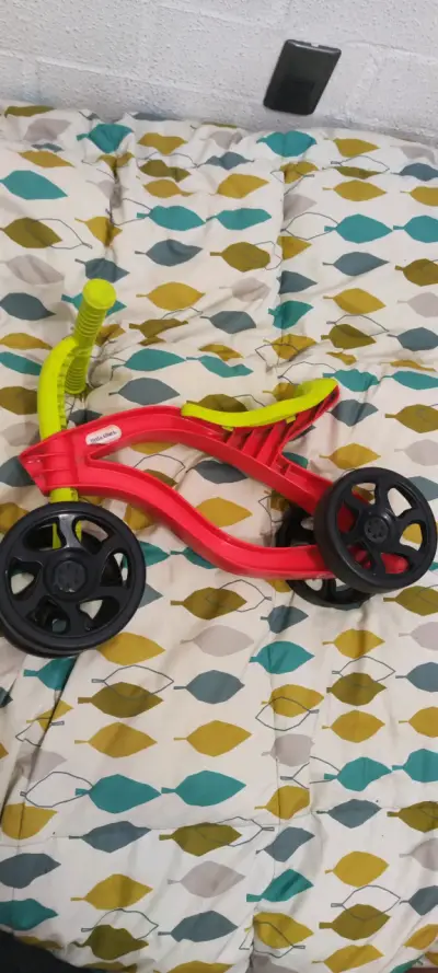 Triciclo infantil de plástico colorido - miniatura 4