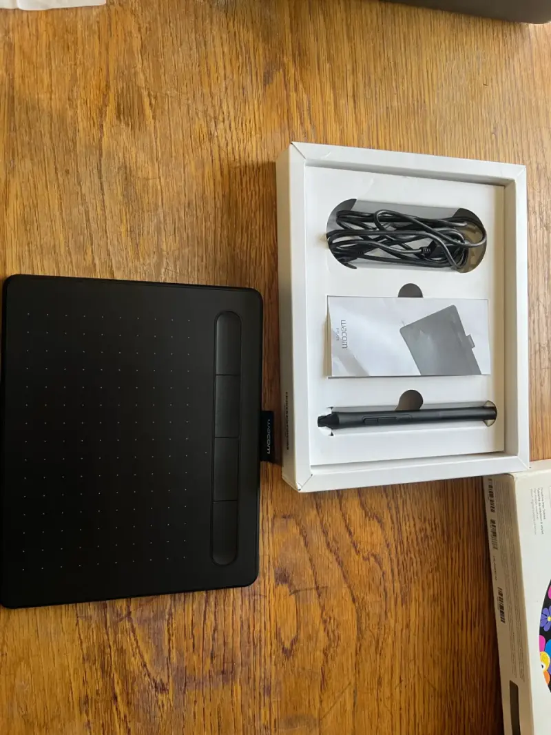 Tableta Gráfica Wacom Intuos con Lápiz - 1