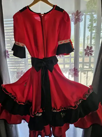 Vestido de Baile Folclórico Rojo y Negro - miniatura 3