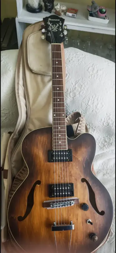 Guitarra eléctrica semiacústica Ibanez con funda - miniatura 1