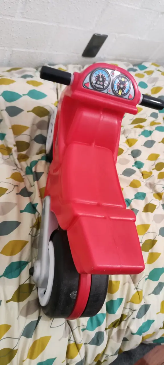 Moto de juguete roja para niños