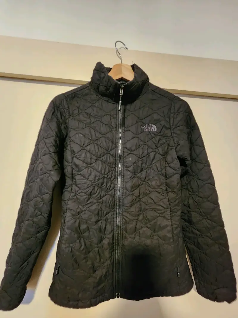 Chaqueta acolchada marrón con capucha para mujer - 2