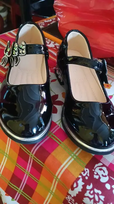 Zapatos de charol negro para niña con adorno de mariposa - miniatura 1