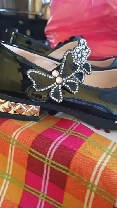 Zapatos de charol negro para niña con adorno de mariposa - miniatura 2