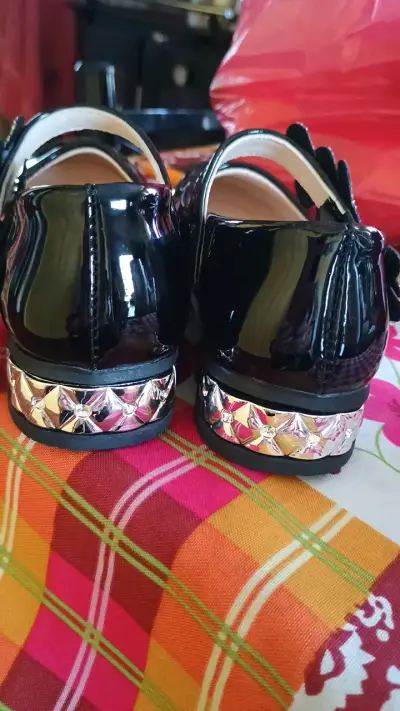Zapatos de charol negro para niña con adorno de mariposa - miniatura 3