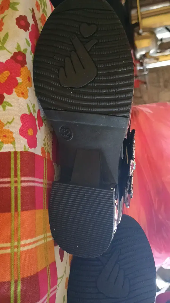 Zapatos de charol negro para niña con adorno de mariposa - 4