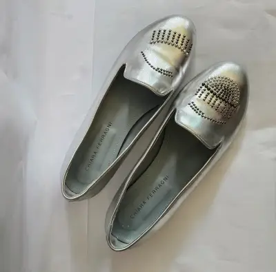 Zapatos planos plateados Chiara Ferragni con detalles brillantes - miniatura 1