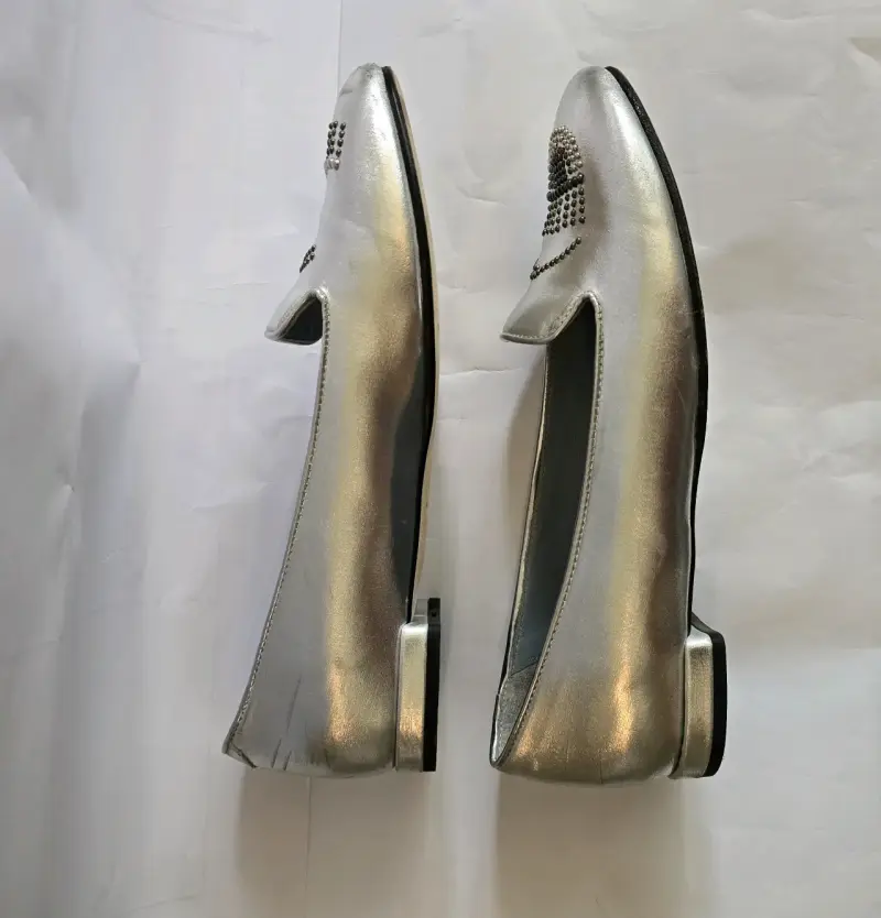 Zapatos planos plateados Chiara Ferragni con detalles brillantes - 2