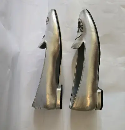 Zapatos planos plateados Chiara Ferragni con detalles brillantes - miniatura 2