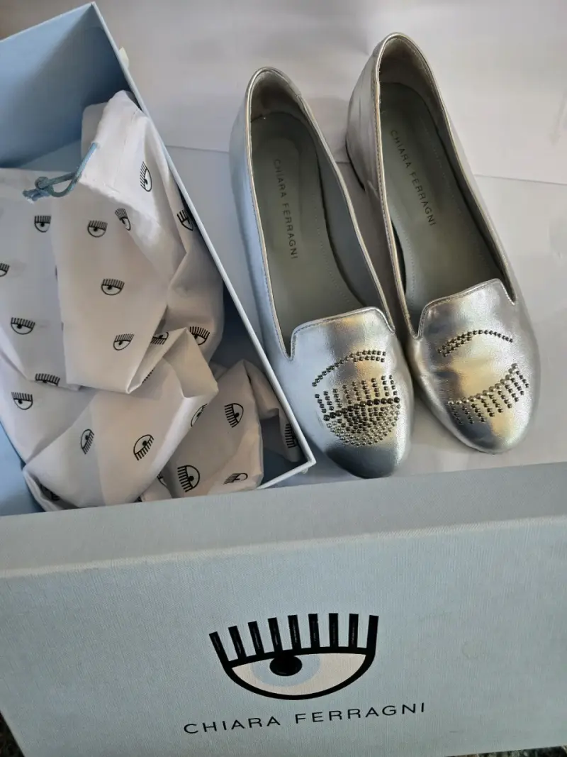 Zapatos planos plateados Chiara Ferragni con detalles brillantes - 3