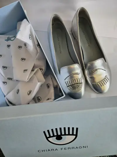 Zapatos planos plateados Chiara Ferragni con detalles brillantes - miniatura 3