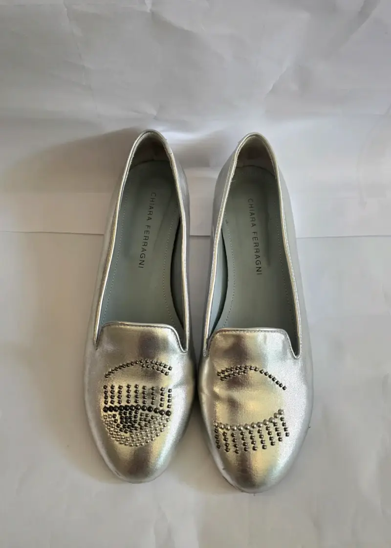 Zapatos planos plateados Chiara Ferragni con detalles brillantes - 5
