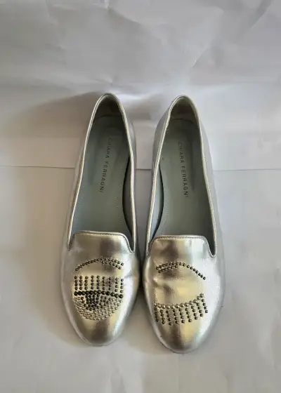 Zapatos planos plateados Chiara Ferragni con detalles brillantes - miniatura 5