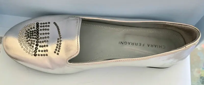 Zapatos planos plateados Chiara Ferragni con detalles brillantes - 6