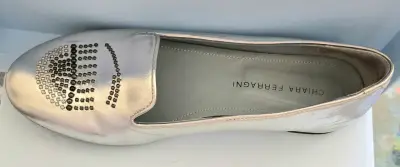 Zapatos planos plateados Chiara Ferragni con detalles brillantes - miniatura 6