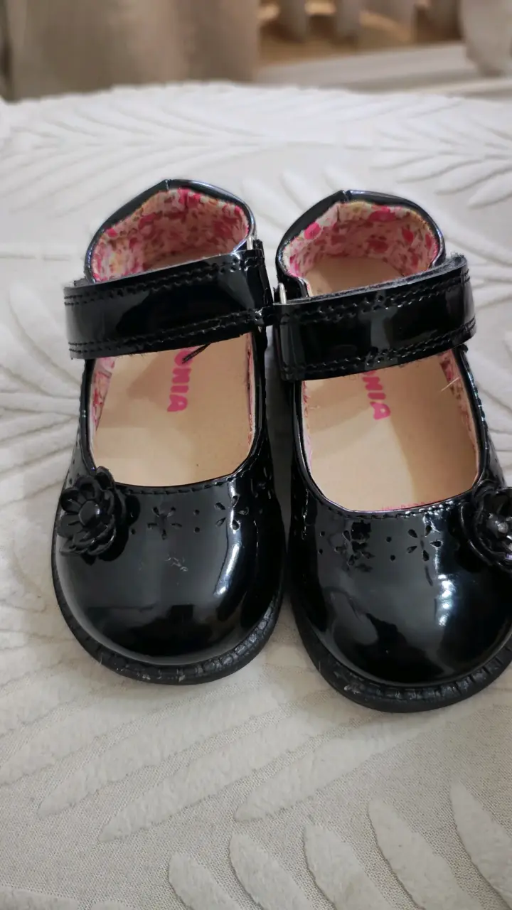 Zapatos de charol negros para niña con flor N°22