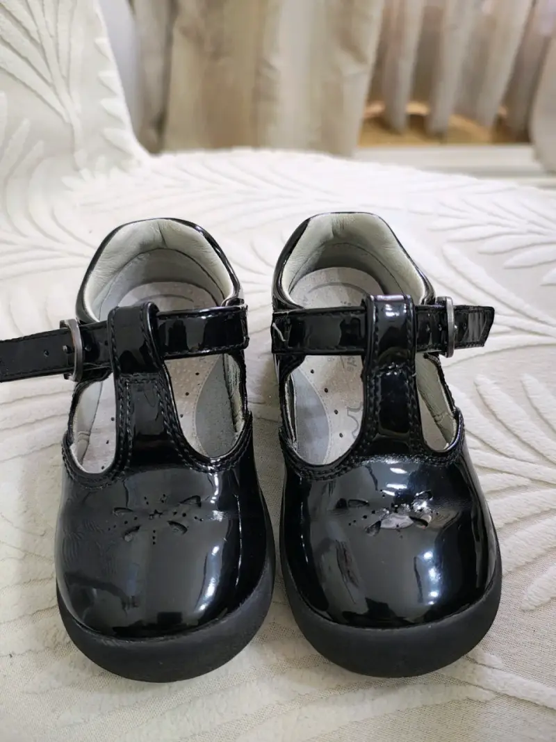 Zapatos de charol negro para niña con hebilla N°22