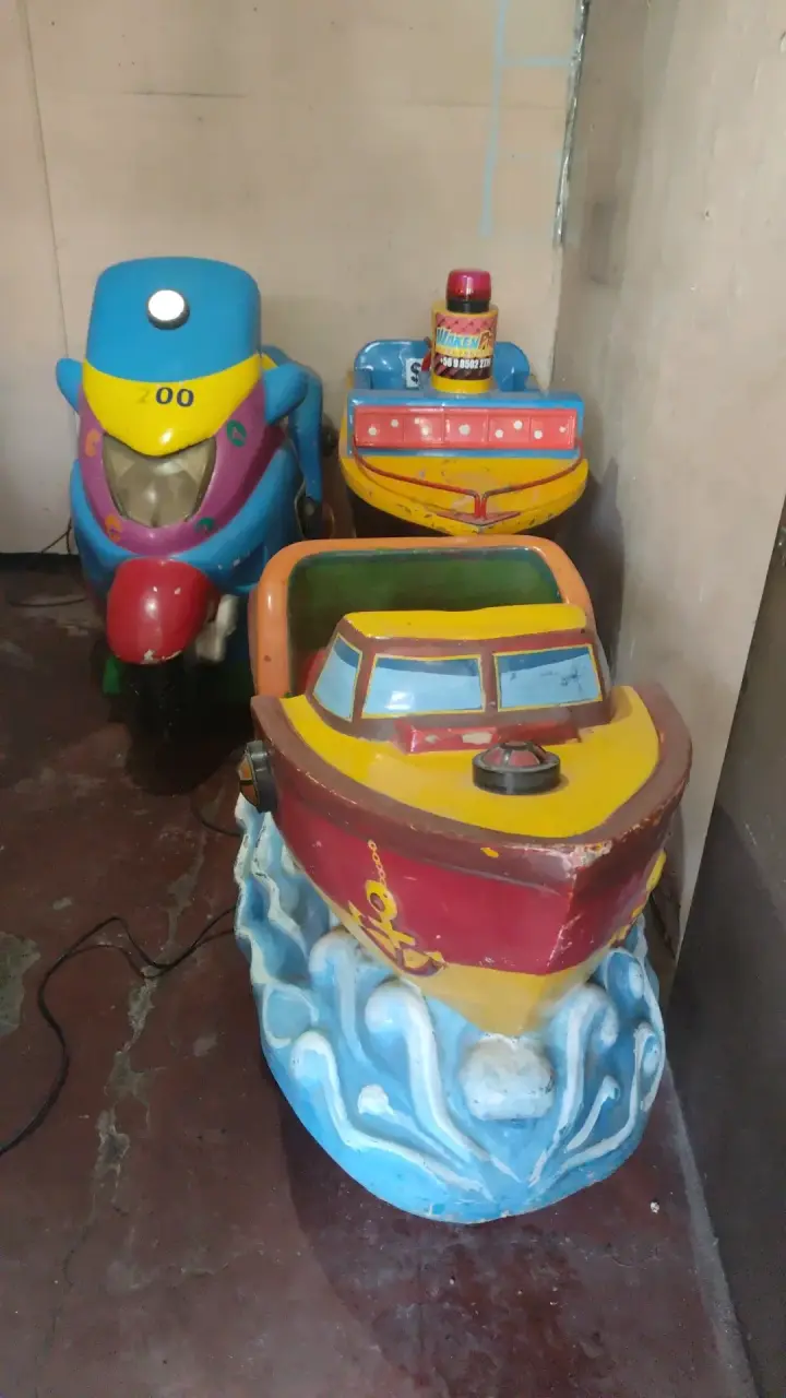 Juegos mecánicos kiddie infantiles de barco y moto
