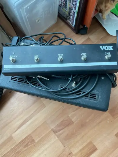 Amplificador de guitarra Vox VT20+ con pedalera - miniatura 1