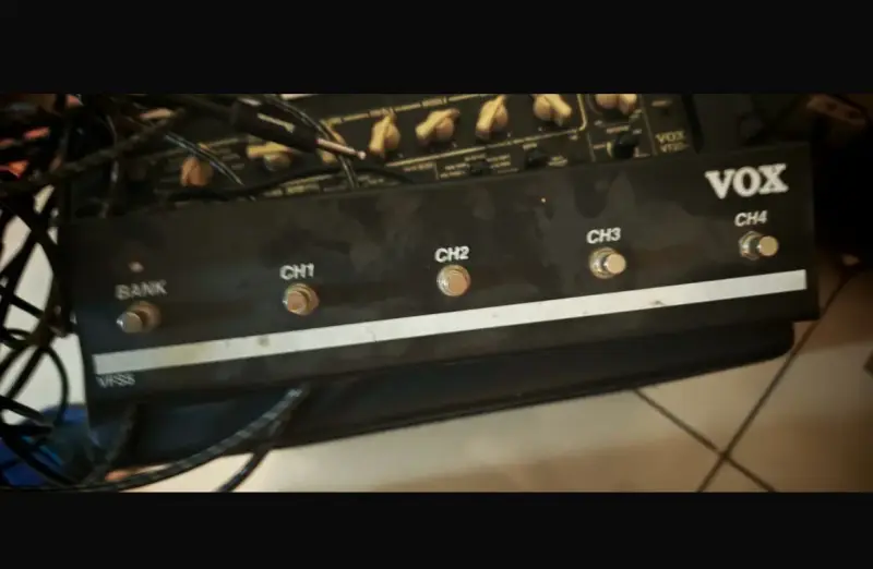 Amplificador de guitarra Vox VT20+ con pedalera - 2
