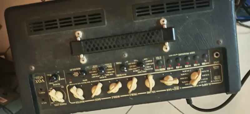 Amplificador de guitarra Vox VT20+ con pedalera - 3