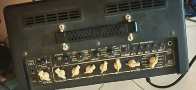 Amplificador de guitarra Vox VT20+ con pedalera - miniatura 3