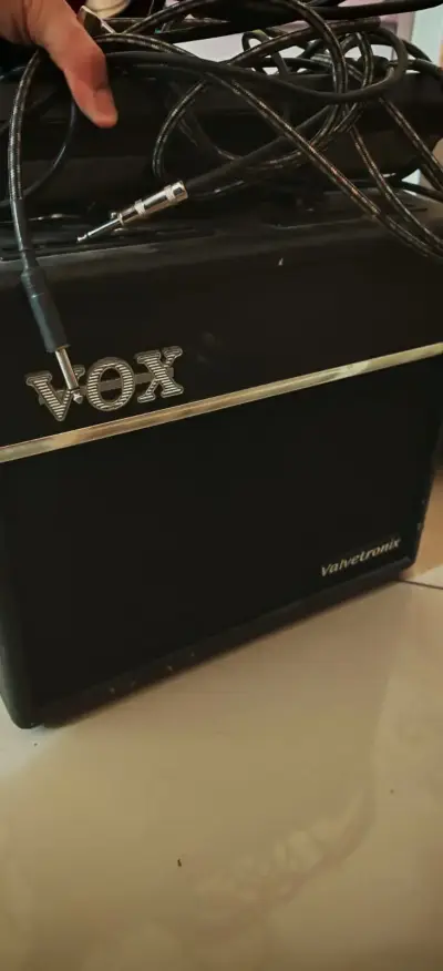 Amplificador de guitarra Vox VT20+ con pedalera - miniatura 4