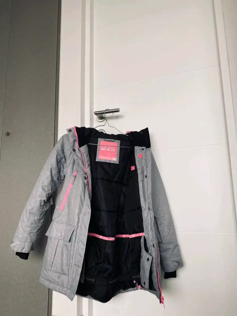Parka gris con detalles rosados para mujer - 3