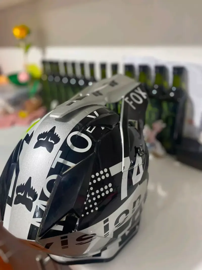 Casco de motocross Fox con diseño gráfico - 1