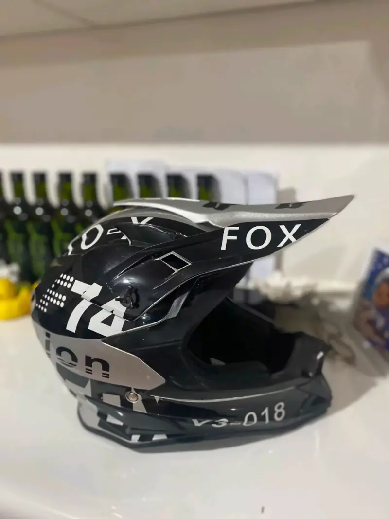 Casco de motocross Fox con diseño gráfico - 2