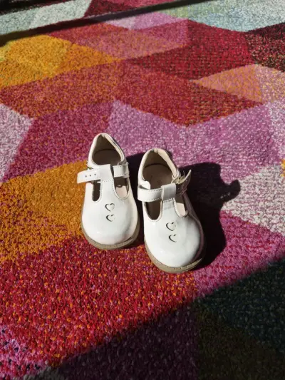Zapatos de niña blancos con corazones - miniatura 1