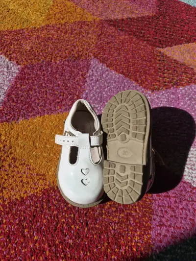 Zapatos de niña blancos con corazones - miniatura 2