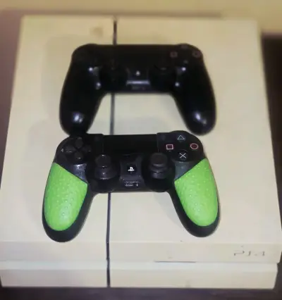 Consola PS4 con dos controles - miniatura 1