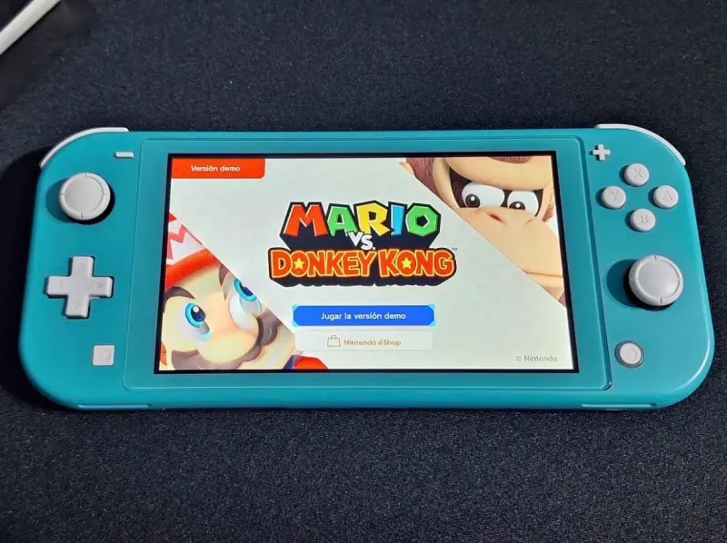 Nintendo Switch Lite turquesa en buen estado - 1