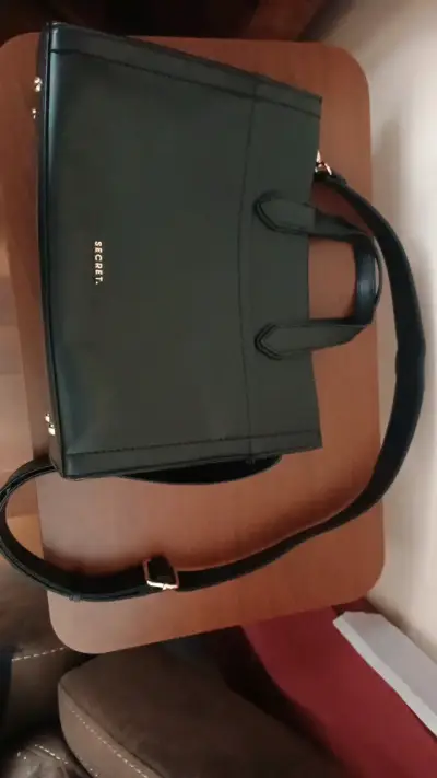 Cartera negra elegante Secret con correa ajustable - miniatura 1