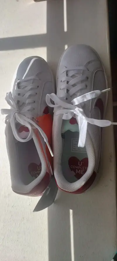 Zapatillas deportivas blancas Nike con detalles rojos - miniatura 1