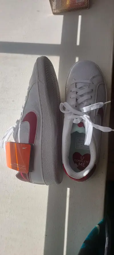 Zapatillas deportivas blancas Nike con detalles rojos - miniatura 2