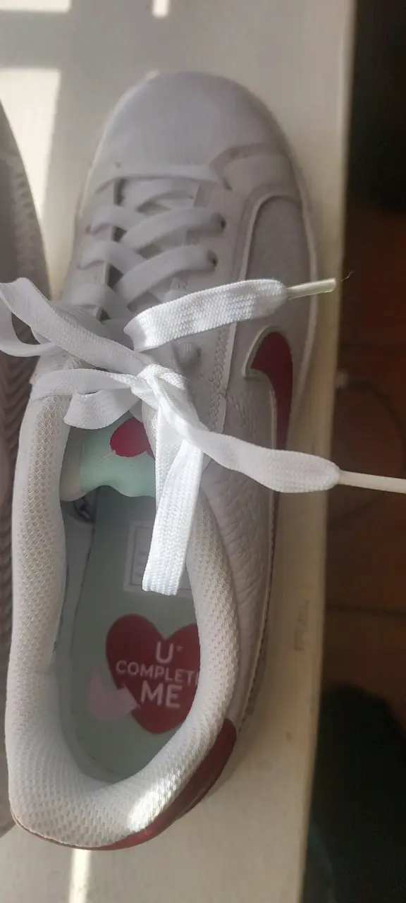 Zapatillas deportivas blancas Nike con detalles rojos - 3
