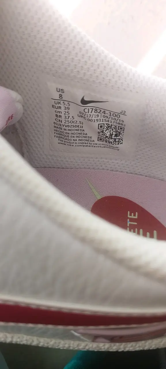 Zapatillas deportivas blancas Nike con detalles rojos - 4