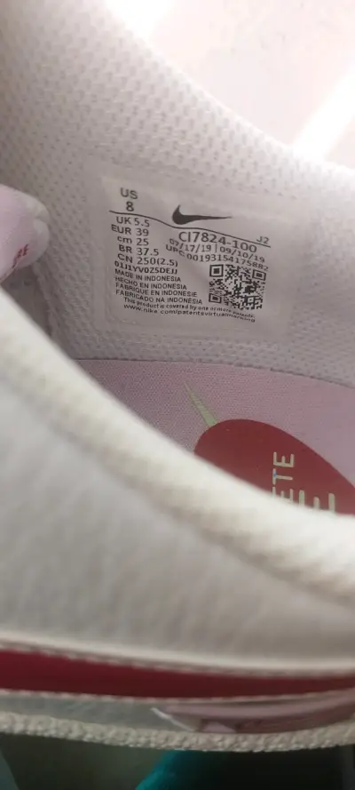Zapatillas deportivas blancas Nike con detalles rojos - miniatura 4