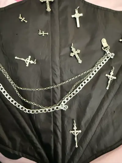 Corset negro con cadenas y cruces metálicas - miniatura 1