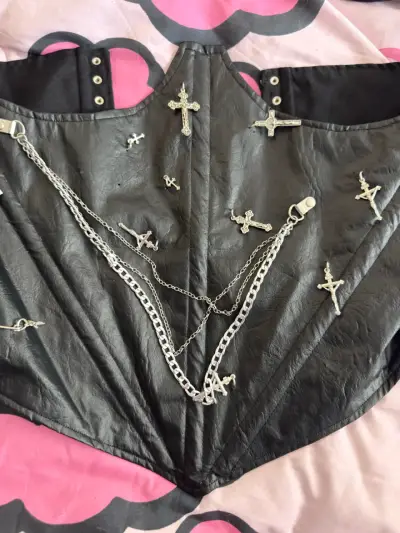 Corset negro con cadenas y cruces metálicas - miniatura 2