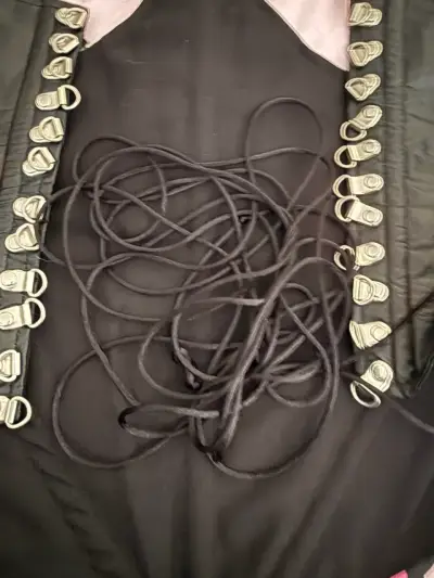 Corset negro con cadenas y cruces metálicas - miniatura 3