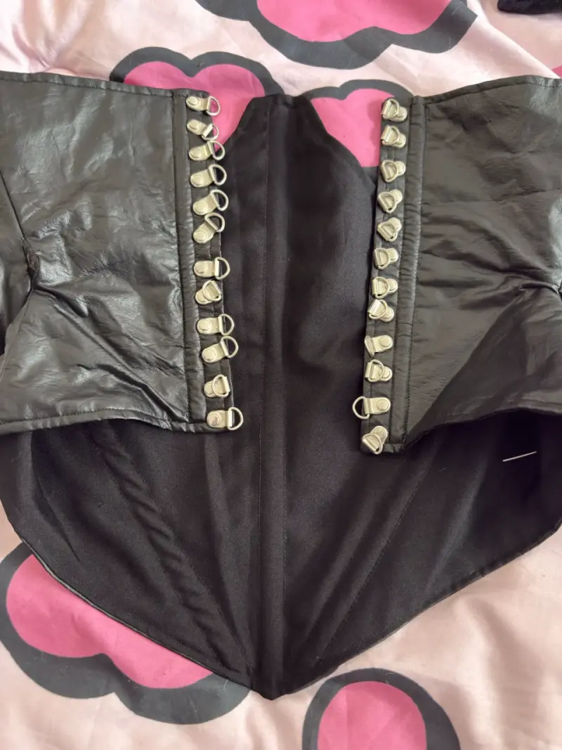 Corset negro con cadenas y cruces metálicas - 4