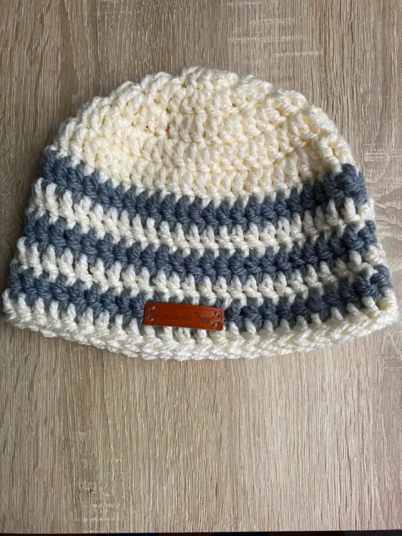 Gorro tejido a crochet blanco y gris - 2